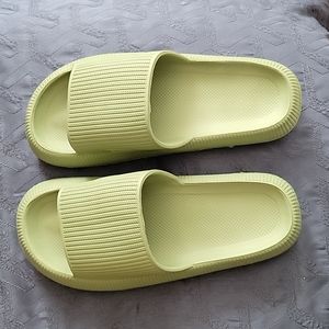 Cloud Cushion Slides, NWOT, 9, Olive Green